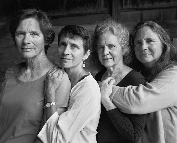 1-These-Sisters-Have-Been-Photographed-Every-Year-Since-1975-b